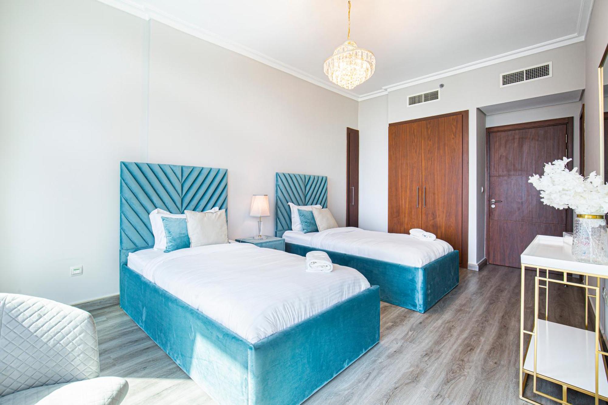 Magnificent 3 Bedroom Luxury With Burj Khalifa View Apartment *