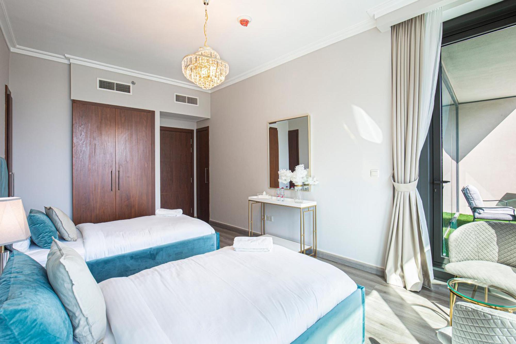 Magnificent 3 Bedroom Luxury With Burj Khalifa View Apartment *