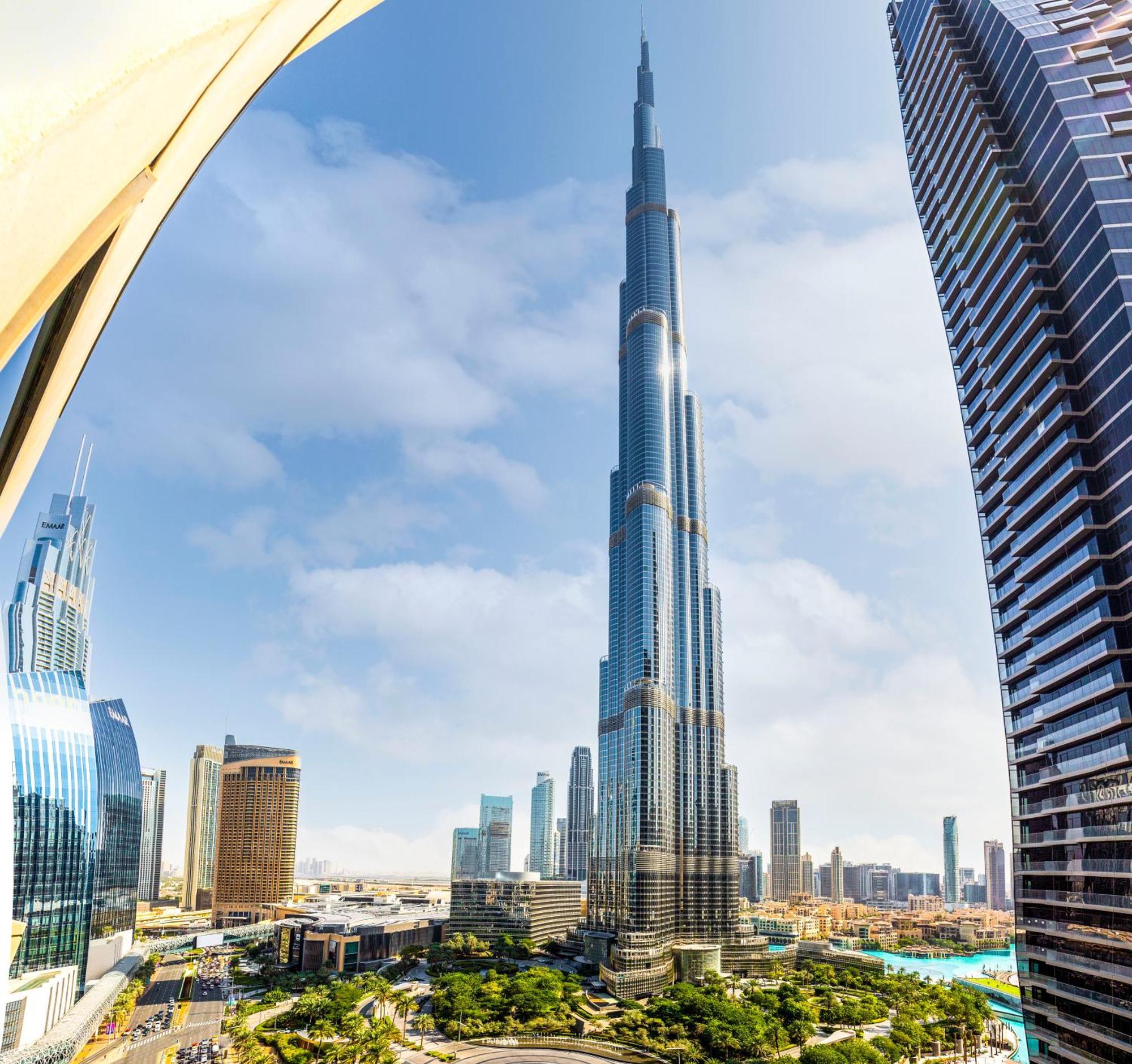 Magnificent 3 Bedroom Luxury With Burj Khalifa View Apartment *