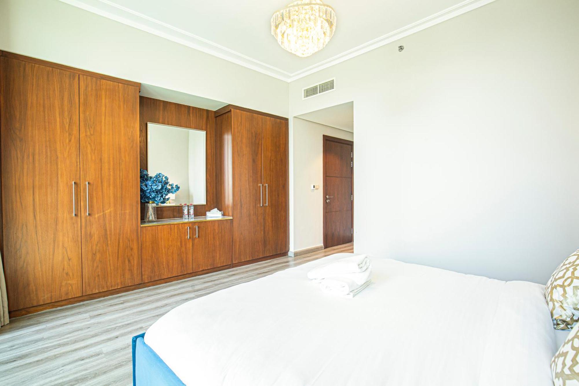 Апартаменты Magnificent 3 Bedroom Luxury With Burj Khalifa View *